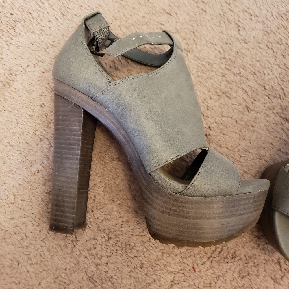 Jessica Simpson platform heel, gray 8.5